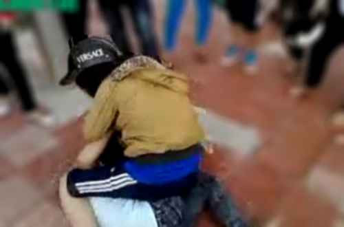 Đối tượng quật ngã chị Hà, ngồi lên người rồi bịt miệng bằng băng dán. Ảnh minh họa