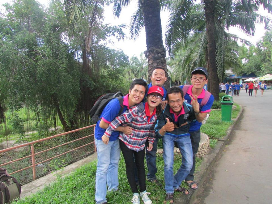 Vũ Linh (ngoài cùng bên phải, đeo kính) cùng những người bạn Tiếp sức mùa thi năm 2013.