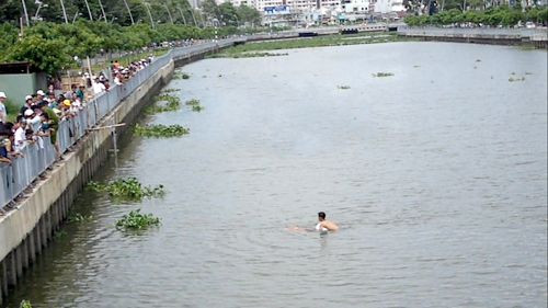 Phát hiện sự việc 2 thanh niên dũng cảm lao ra để đưa thi thể nạn nhân vào bờ.