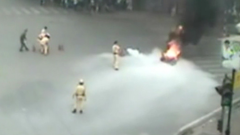 Clip xe máy cháy ngùn ngụt tại ngã tư ở Hà Nội