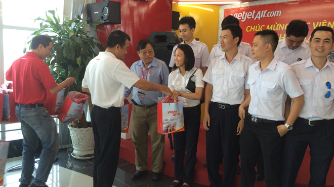 Lãnh đạo VietJet chúc mừng và tặng quà cho các học viên.