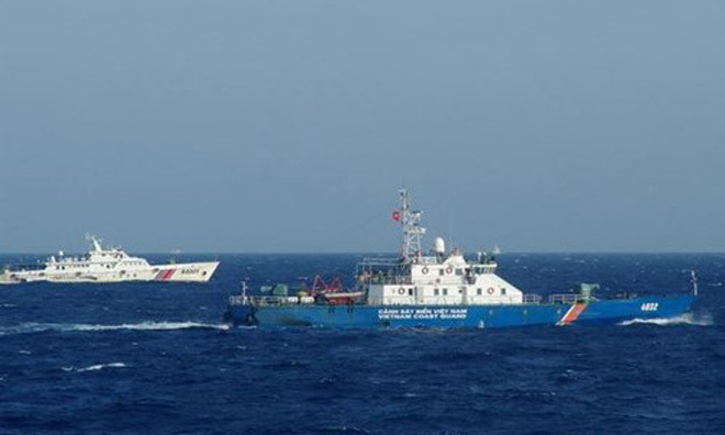 Tàu hải cảnh Trung Quốc (bên trái) đeo bám tàu Cảnh sát biển Việt Nam đang làm nhiệm vụ. (Ảnh: Công Định-Hữu Trung/TTXVN).