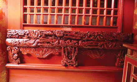 Mảng chạm tinh xảo thế kỷ 17-18 bị sơn đỏ gần như không thể khắc phục