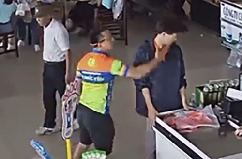 Hình ảnh Nguyễn Xô Việt tát nhân viên trạm dừng nghỉ. Ảnh: Cắt từ video