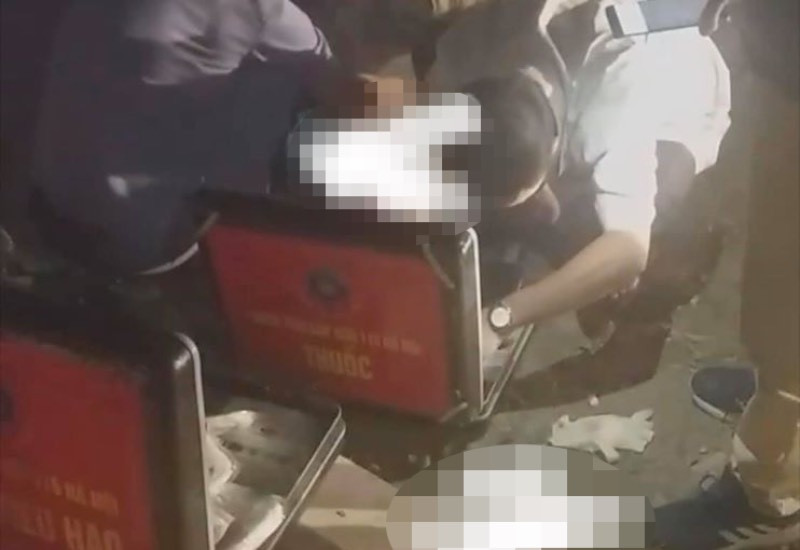 Lực lượng y tế sơ cứu cho nạn nhân.