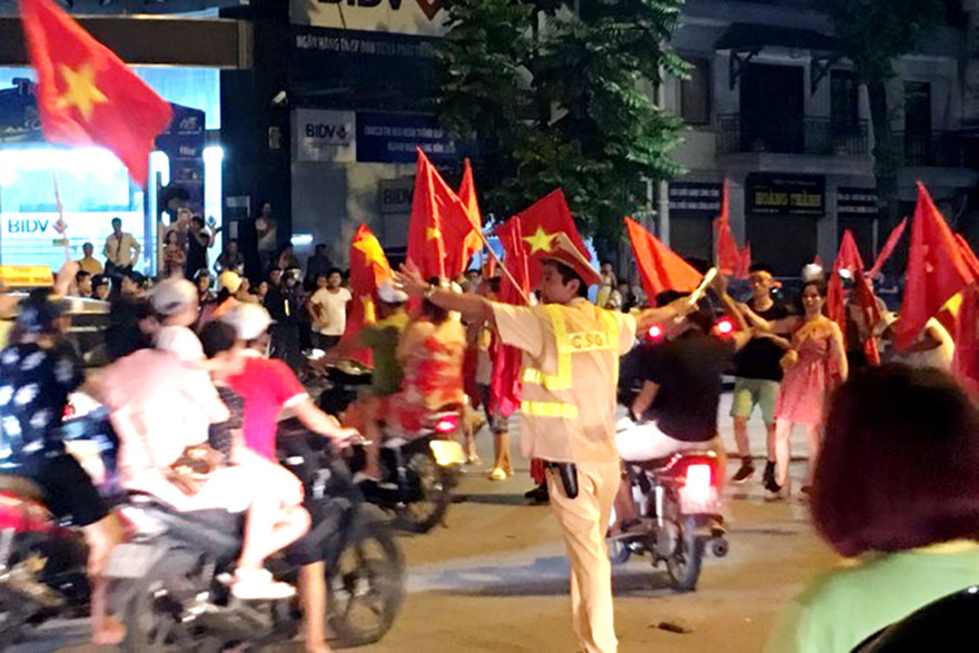 Lực lượng CSGT phân luồng giao thông. Ảnh: Thanh Hà