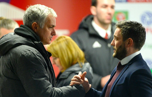 Mourinho bắt tay Lee Johnson của Bristol City. Đây là lần thứ hai Mourinho chịu thất bại trước một đội ở hạng thấp hơn trong thời gian làm việc ở nước Anh. Ảnh: EMPICS Sport.