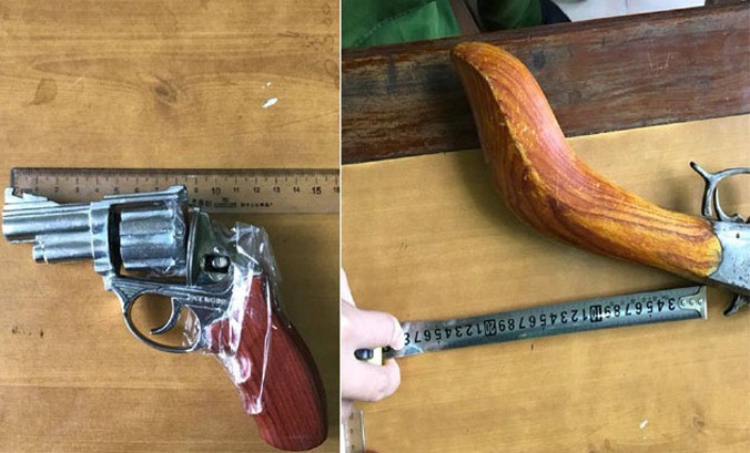 Hai khẩu súng tự chế của Hùng và Cường. Ảnh: C.A.