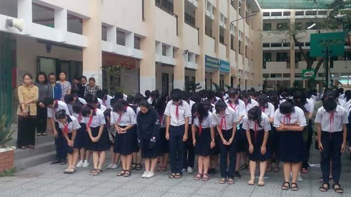 Thầy Huỳnh Quốc Khanh, Bí thư Chi bộ, Hiệu trưởng Trường THCS Trần Phú vừa đột ngột qua đời ở tuổi 56, để lại niềm tiếc thương vô hạn cho tất cả học sinh.