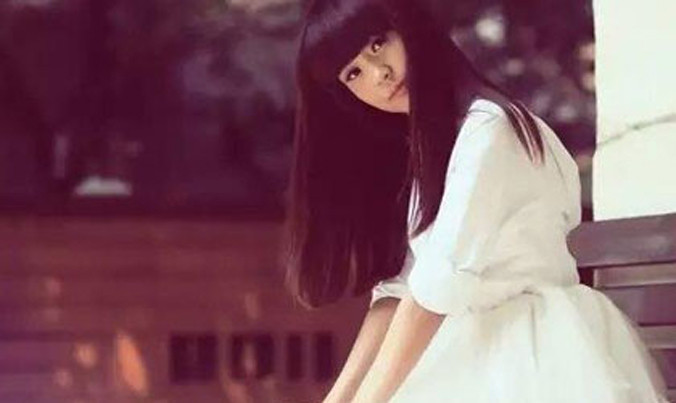 Zhou xinh đẹp trước khi phát hiện mắc bệnh ung thư. Ảnh: PeopleCN.