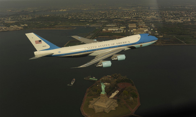 Air Force One bay qua tượng Nữ thần Tự do. Ảnh: USAF.