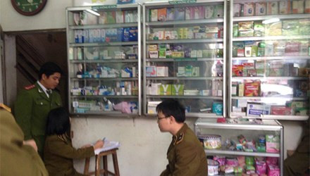 Lực lượng chức năng kiểm tra nhà thuốc 11A An Dương, Tây Hồ. Ảnh: TQ