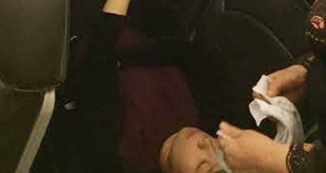 Sơ cứu nữ hành khách ngất trên máy bay.