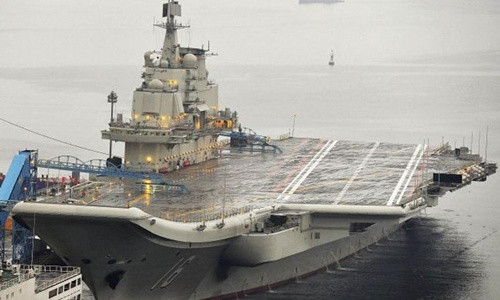 Tàu sân bay Liêu Ninh của Trung Quốc đậu tại cảng Đại Liên hồi năm 2013. Ảnh: Reuters