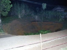 Đất nứt ầm ầm sụt sâu 17m nuốt luôn cây cối ở Bắc Kạn