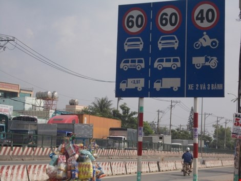 Những biển báo 40 km/giờ trên phần đường hỗn hợp ở quốc lộ 22 