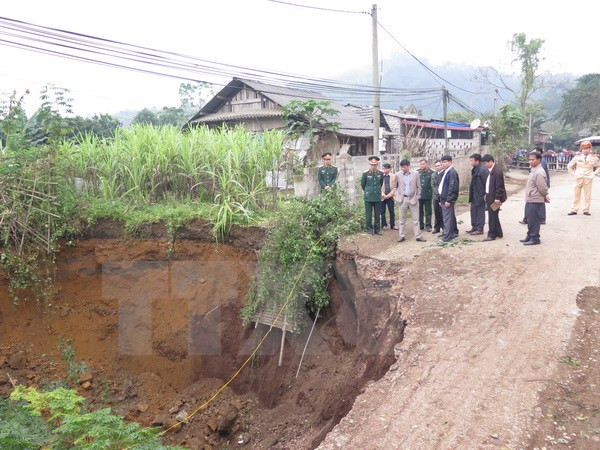 Lãnh đạo tỉnh Bắc Kạn cùng cơ quan chức năng có mặt tại hiện trường để tìm phương án giải quyết. (Ảnh: Bùi Đức Hiếu/TTXVN)