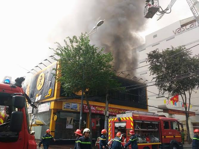 TPHCM: Cháy lớn siêu thị Thế Giới Di Động