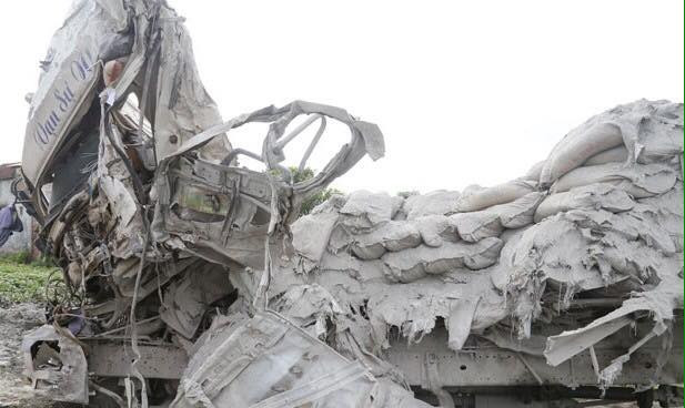 Chiếc xe tải bị hư hỏng nặng.