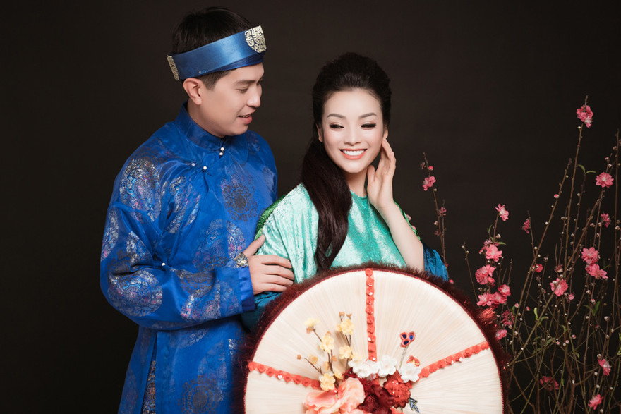 Tân Nhàn bên chồng là ca sĩ Tuấn Anh trong MV quan họ