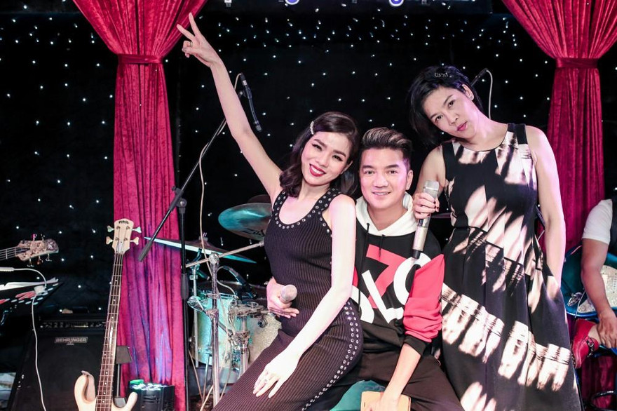 Dàn ca sĩ tập xuyên đêm chuẩn bị cho đêm nhạc Gia nhân 2019