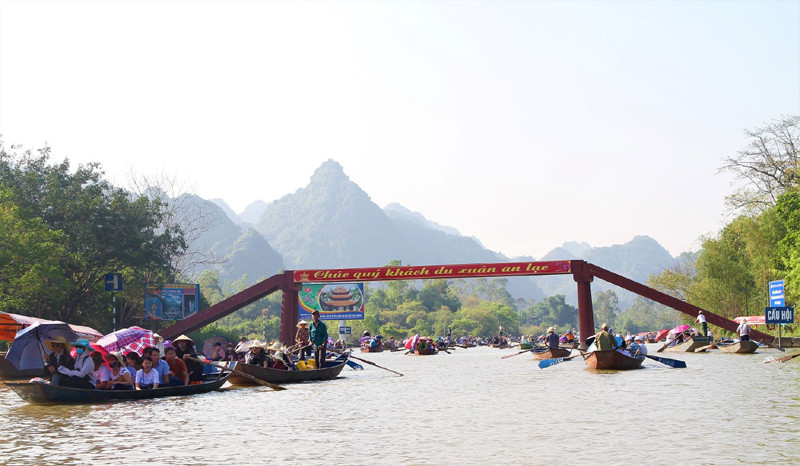 Lượng khách đổ về chùa Hương tăng cao trong ba ngày đầu năm