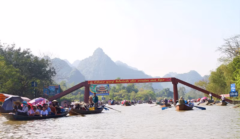 Lượng khách đổ về chùa Hương tăng cao trong ba ngày đầu năm