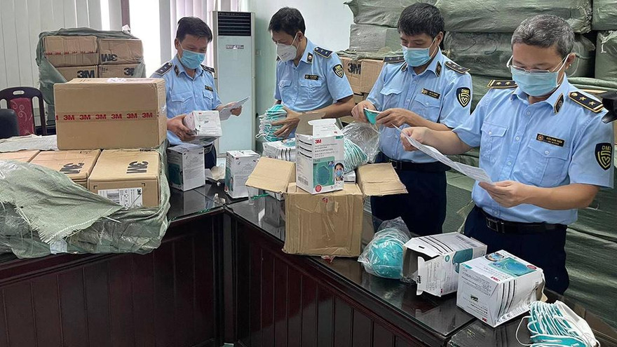 Hiện trường thu giữ khẩu trang 3M nghi giả. Ảnh: TCQLTT