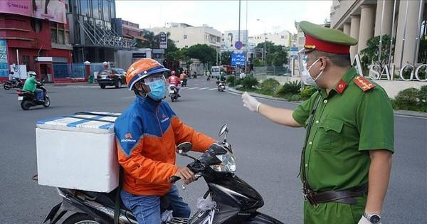 Các shipper hoạt động giao hàng trong những ngày qua. Ảnh minh họa