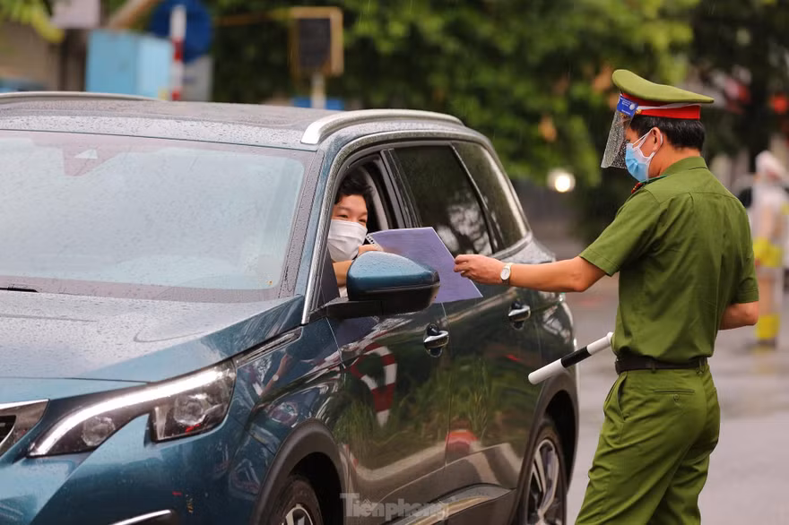 Doanh nghiệp ở Hà Nội 'đau đầu' với thủ tục xin cấp giấy đi đường