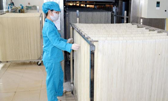 Sản xuất thực phẩm tại một DN ở huyện Hoài Đức