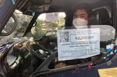 Tài xế lái xe chở hàng hóa từ các tỉnh thành vào Hà Nội. Ảnh minh họa