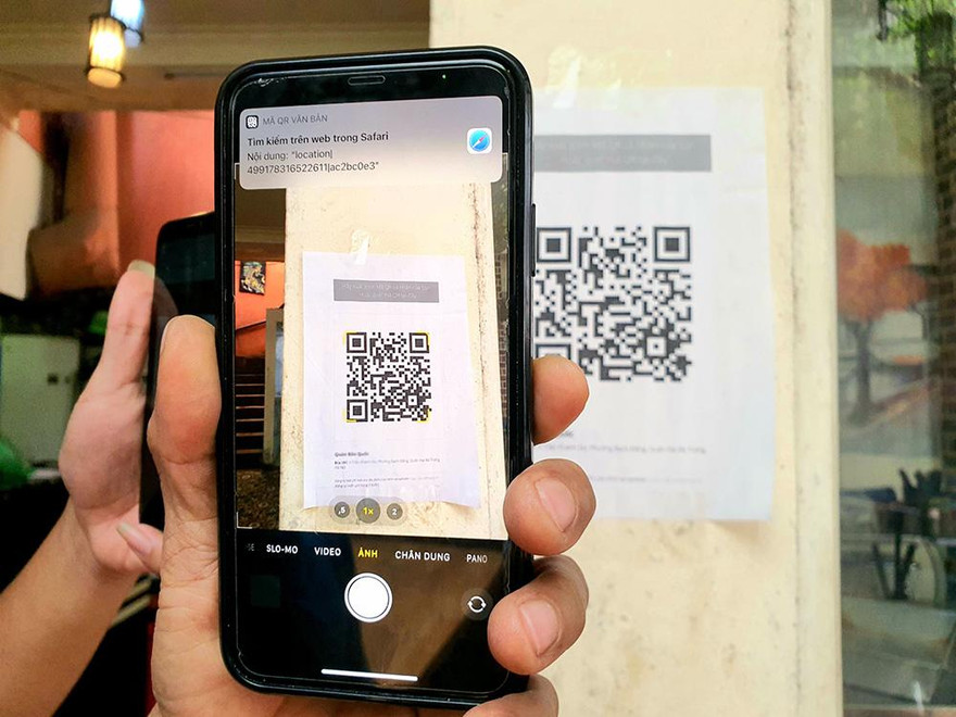 Quét mã QR code tại một nhà hàng ở Hà Nội