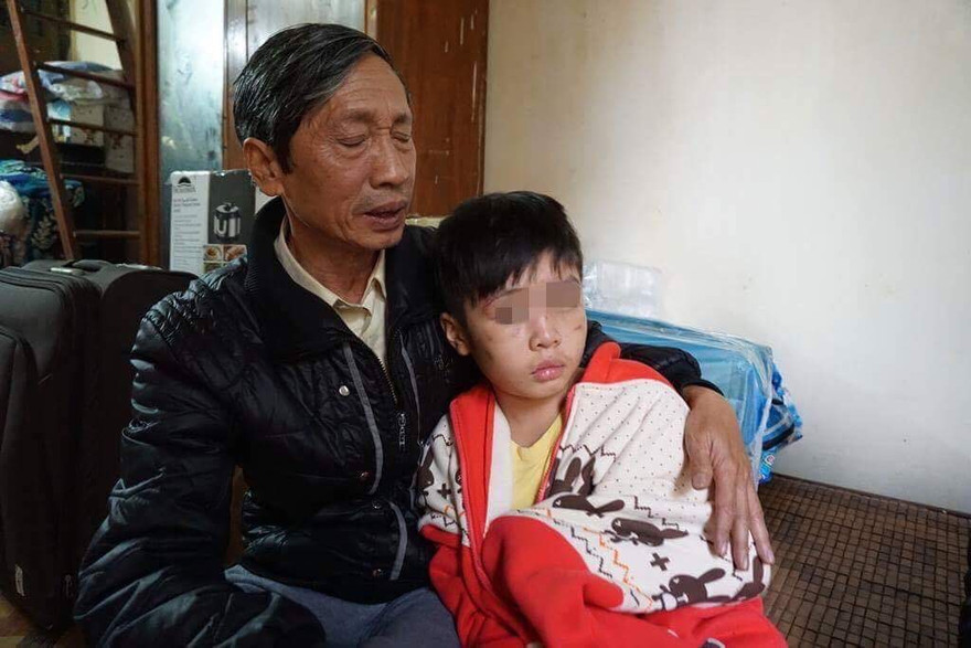 Cháu K. với nhiều vết thương trên người.