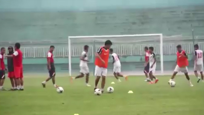 Clip: Thầy trò U19 Việt Nam quần nhau tơi tả dưới mưa