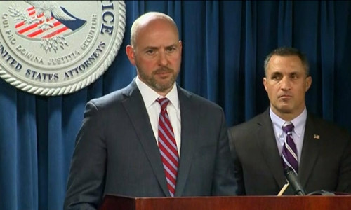 Andrew Lelling (trái) luật sư đại diện cho phòng công tố Massachusetts, nêu các thủ đoạn gian lận vào đại học của công ty do Singer điều hành trong buổi họp báo hôm 12/3. Ảnh: CNN.