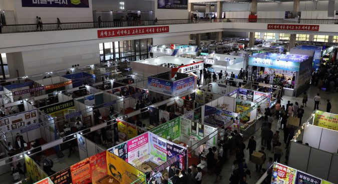 Một hình ảnh về hội chọ do Đại sứ quán Nga đưa lên mạng. (Ảnh: NK News)