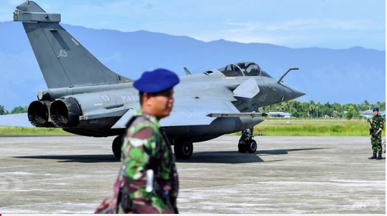 Một lính Indonesia đứng gác gần chiếc máy bay của Pháp