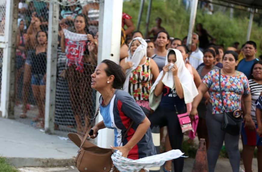 Thân nhân của một tù nhân phản ứng sau khi nghe tin người thân của họ bị siết cổ chết trong tù. (Ảnh: Reuters)