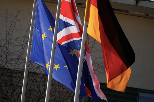 Quốc kỳ của Anh, Đức và EU. (Ảnh: Reuters)