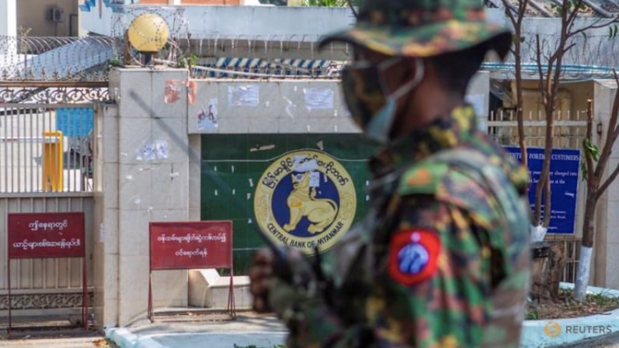 Bên ngoài trụ sở ngân hàng trung ương Myanmar. (Ảnh: Reuters)