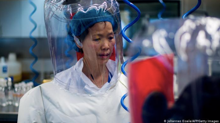 Một nhà khoa học công tác tại Viện Virus học Vũ Hán. (Ảnh: Getty Images)