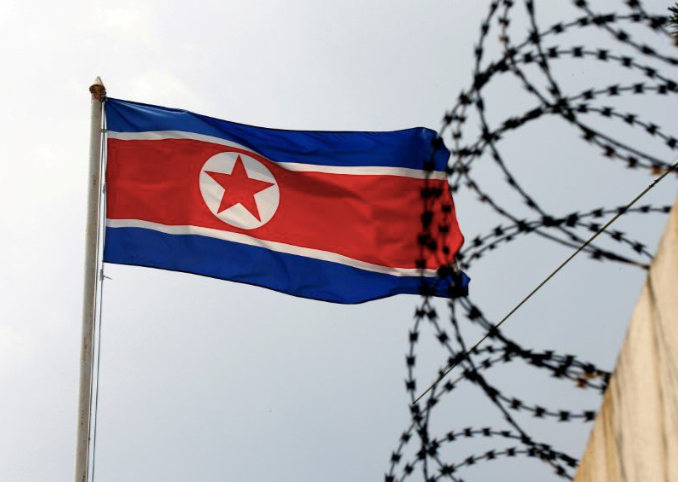 Quốc kỳ Triều Tiên bên tại Đại sứ quán Triều Tiên ở Malaysia. (Ảnh: Reuters)