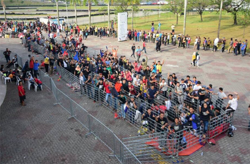 Hàng đoàn người xếp hàng chờ mua vé.