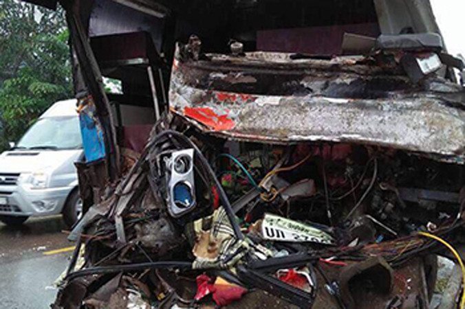 Xe khách biến dạng sau cú đâm vào xe tải. 