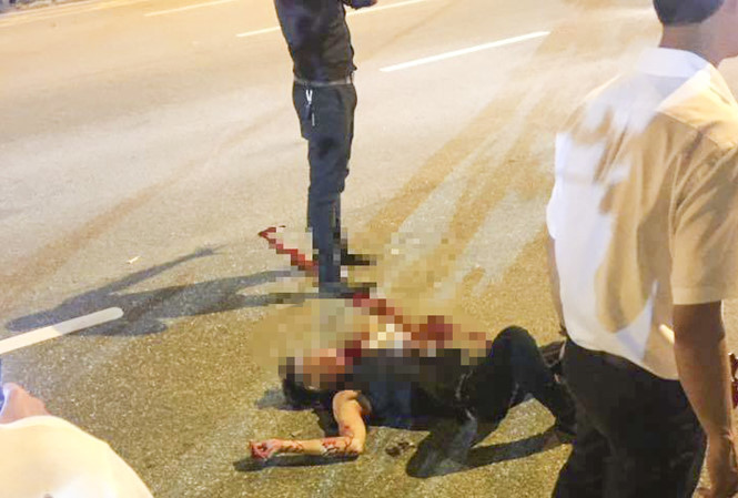 Nam thanh niên nằm bất động giữa đường. Ảnh: FB