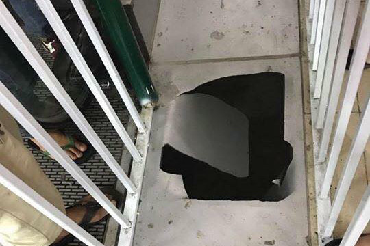 Khu vực cháu Nghĩa bị rơi xuống hầm để xe. Ảnh laocaionline