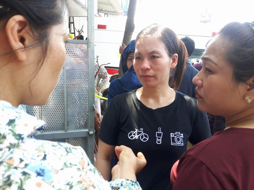 Bà May - một công nhân trong xưởng bánh kể lại vụ việc.