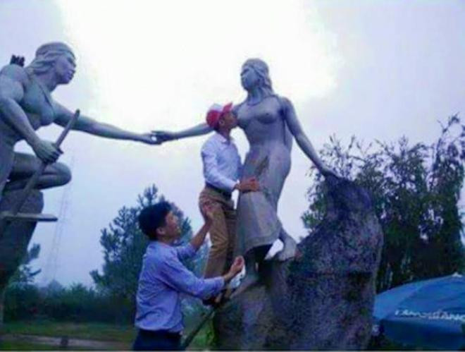 Ông Phan Tuấn Anh có hành vi phản cảm khi sàm sỡ tượng nàng Biang