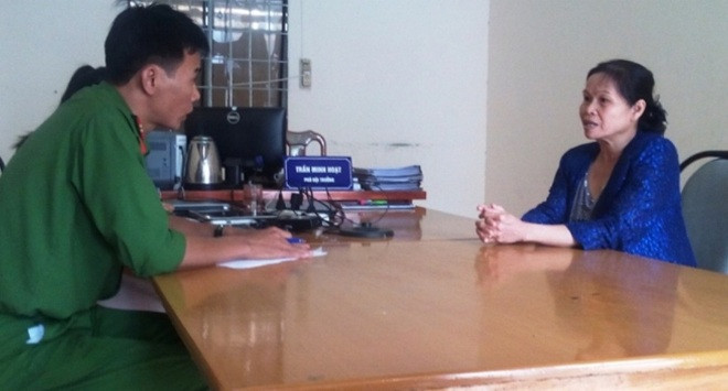 Nạn nhân trình báo vụ việc với công an